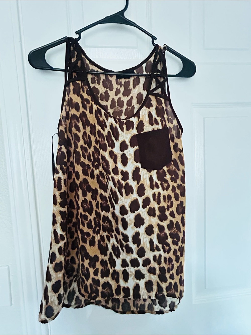 edge Leopard Print Sleeveless Blouse with Brown Pocket